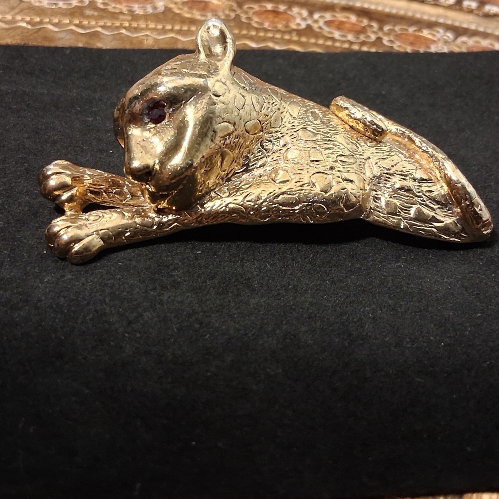 Elegant Gold Leopard Brooch